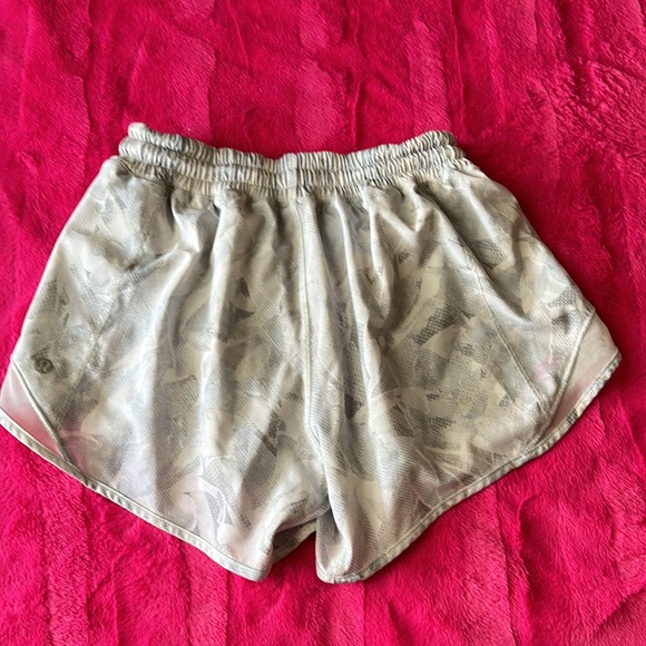 Lululemon hotty hot shorts - Picture 3 of 6